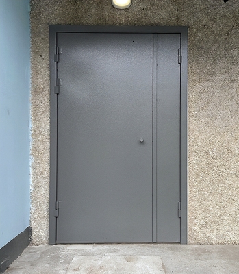 Серая подъездная дверь Серая подъездная дверь