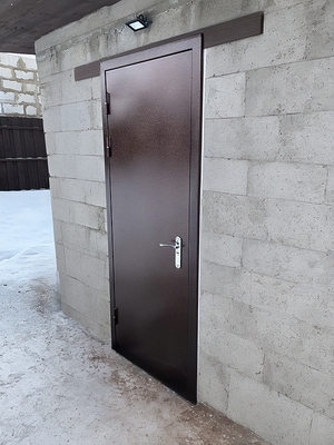 Узкая дверь-скелет