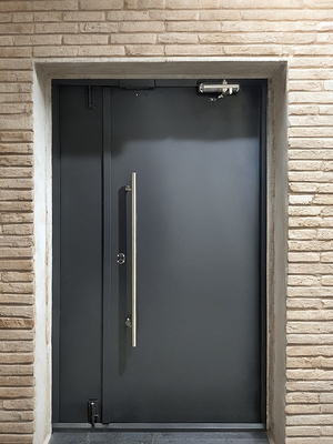 Серая дверь с ручкой-скобой Серая дверь с ручкой-скобой