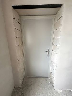 Глухая металлическая дверь