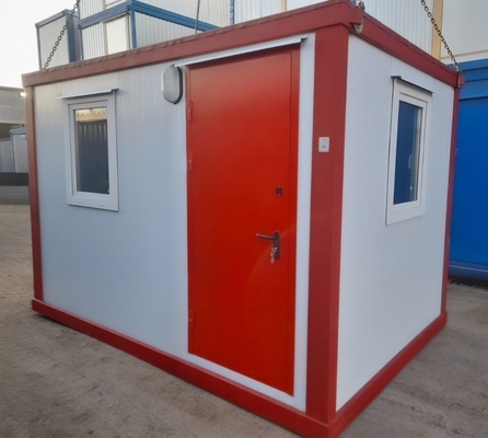 Красная дверь для бытовки