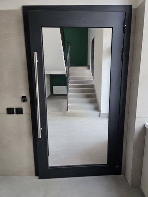 Дверь с большим стеклом