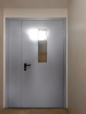 Дверь с узким окном Дверь с узким окном