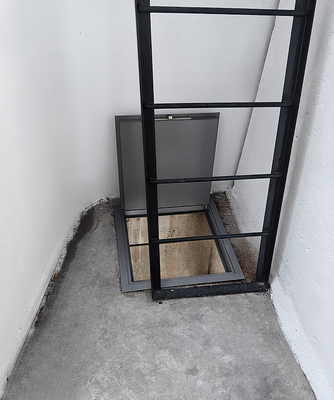 Серый люк Серый люк